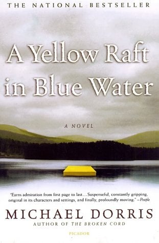 Un radeau jaune dans l'eau bleue